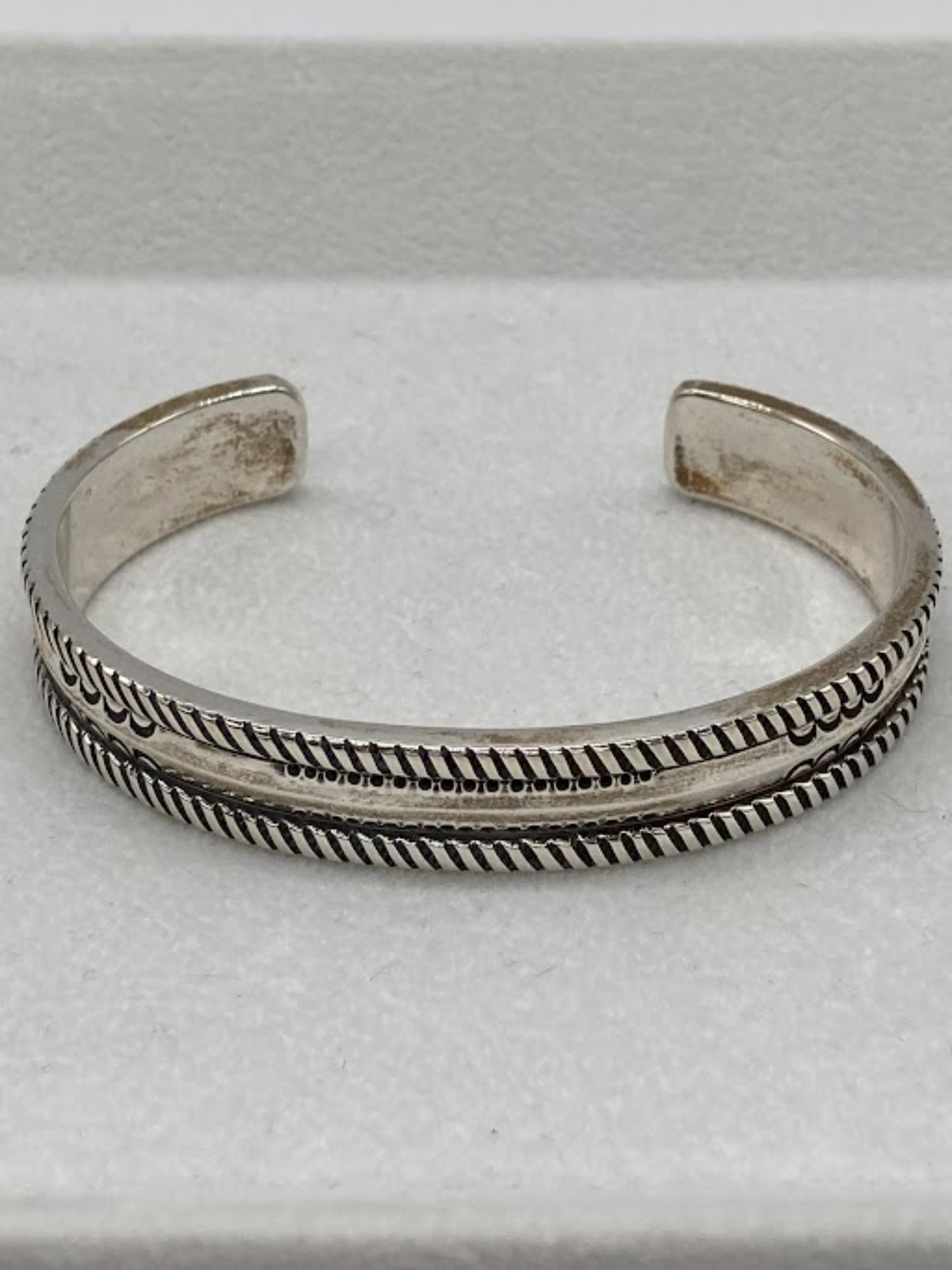 インディアンジュエリー【NAVAJO／ナバホ】より、チゼルワークバングル