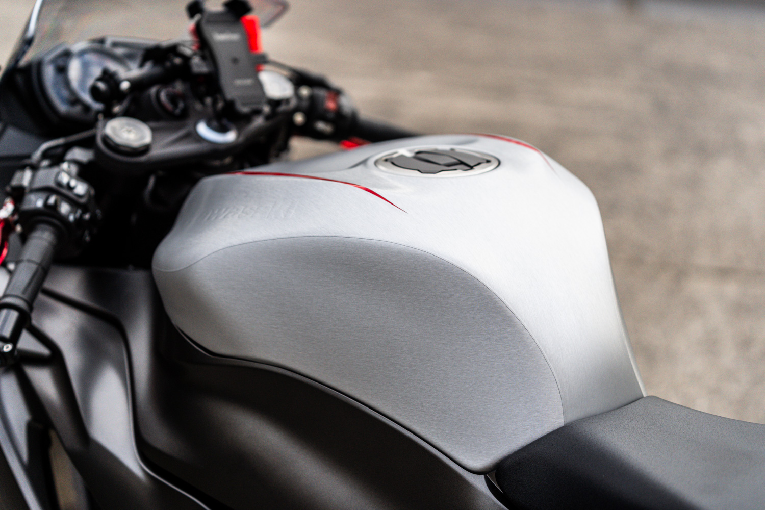 Kawasaki ZX-6R】バイクのタンクをブラッシュドにラッピング！ | ザラップ