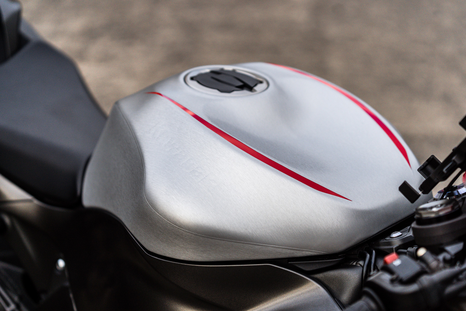 Kawasaki ZX-6R】バイクのタンクをブラッシュドにラッピング！ | ザラップ