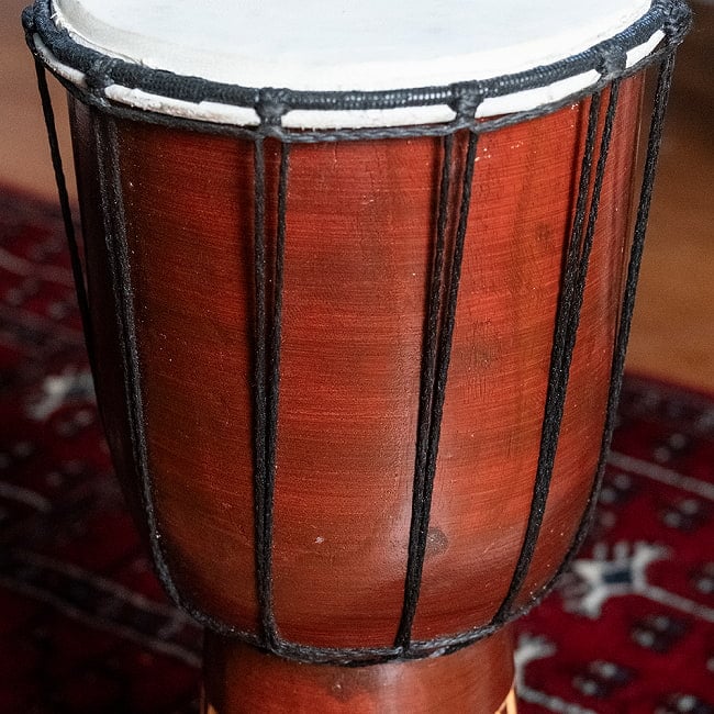 高さ：約40cm〕木彫りされた立体感ある模様が魅力的なジャンベ｜バリ島