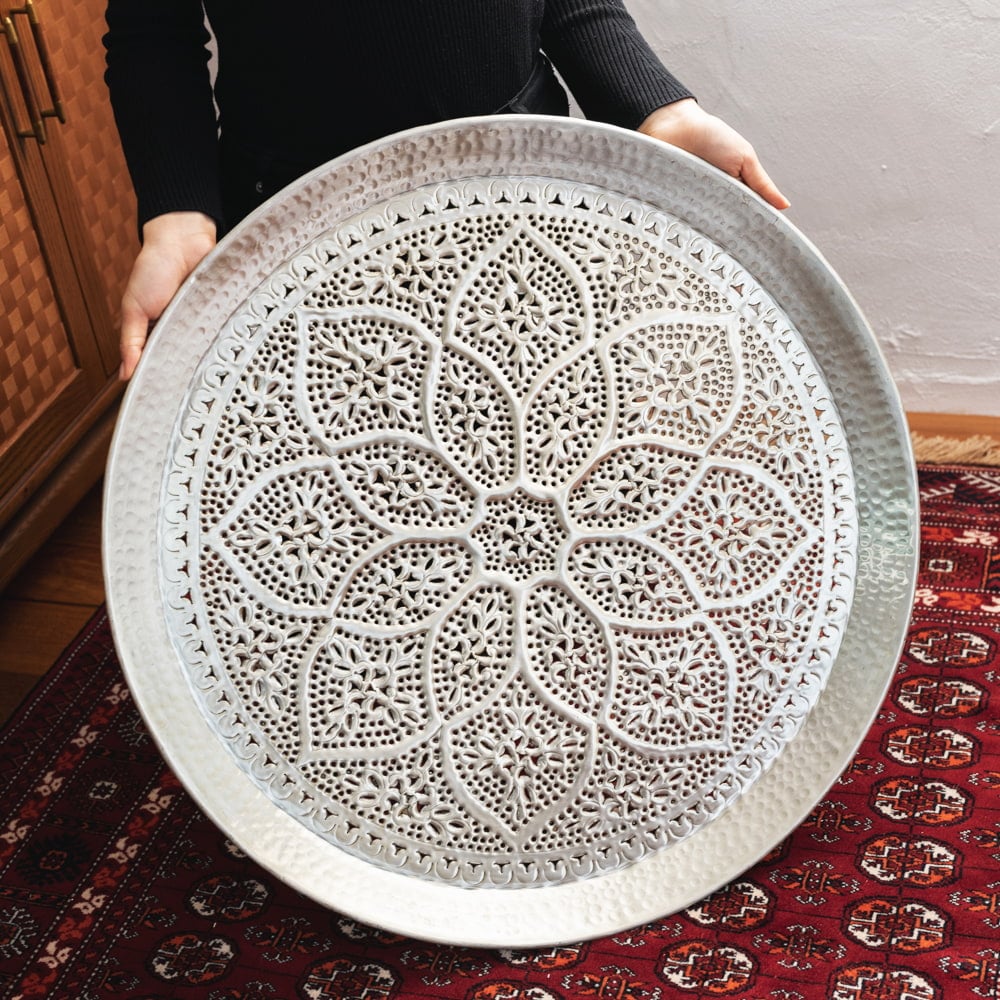 金属工芸品の街、モラダバードから フラワーマンダラ模様の手彫り