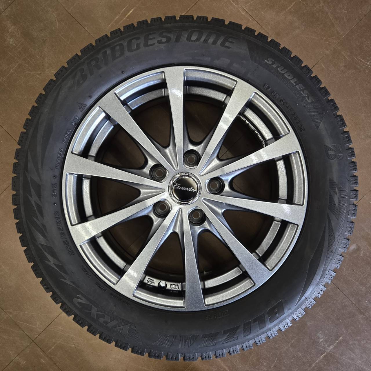 16インチ 中古スタッドレスタイヤ ブリヂストン BLIZZAK VRX2 205