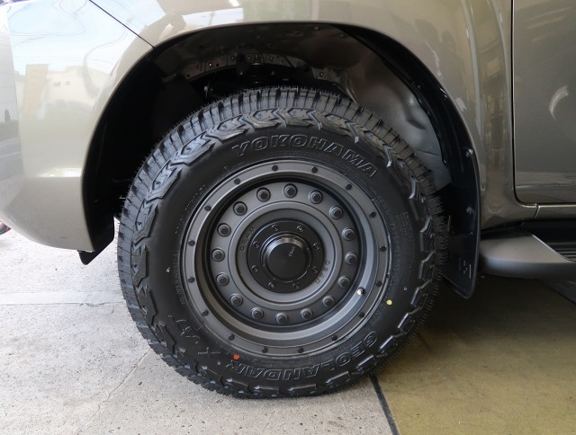 TOYOTA ハイラックス + ヨコハマ ジオランダー X-AT 17インチ タイヤ