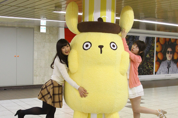 ポムポムプリン20周年で新宿駅構内に 11種類の”だきつきプリン”登場