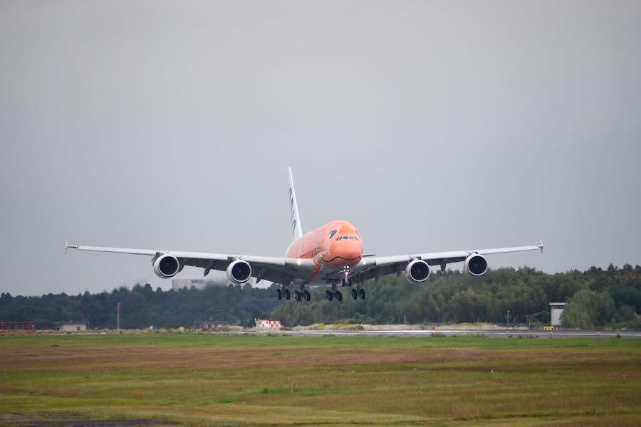 ANAのA380「フライングホヌ」3号機、ついに成田到着 初号機と共演も