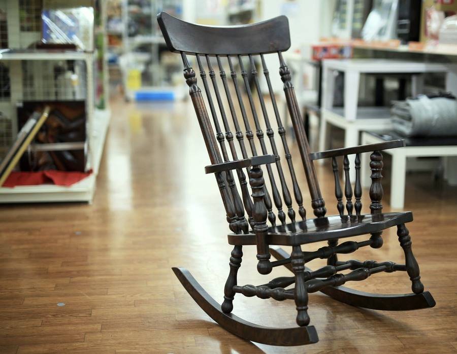 寛ぎの空間をご自宅に…松本民芸家具のロッキングチェアーが入荷致し