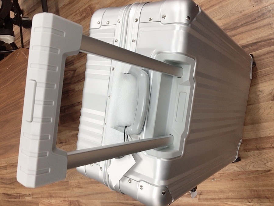 成約記念品☆未使用☆】メルセデスベンツ キャリーケースのご紹介