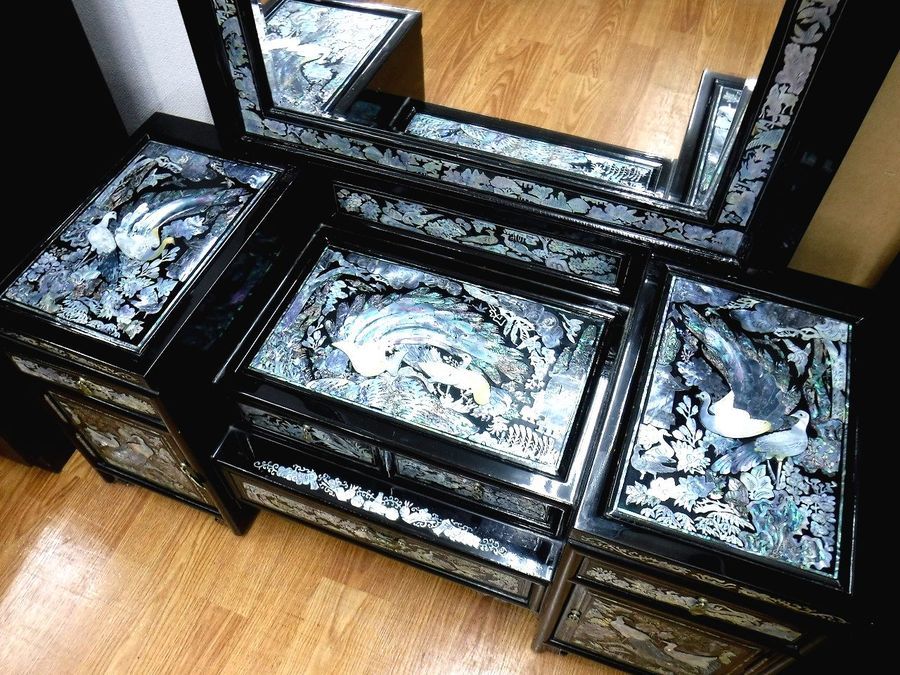 美しい螺鈿(らでん）細工の鏡台が入荷致しました！｜2020年02月17日