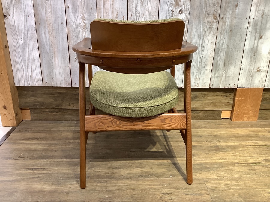 ACME Furniture（アクメファニチャー）】ゆったりとした座り心地の