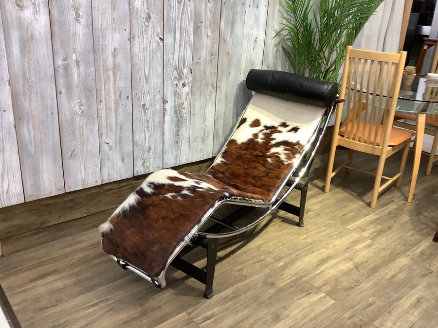 ル・コルビジェデザインのシェーズロング（LC4・ポニースキン・リ