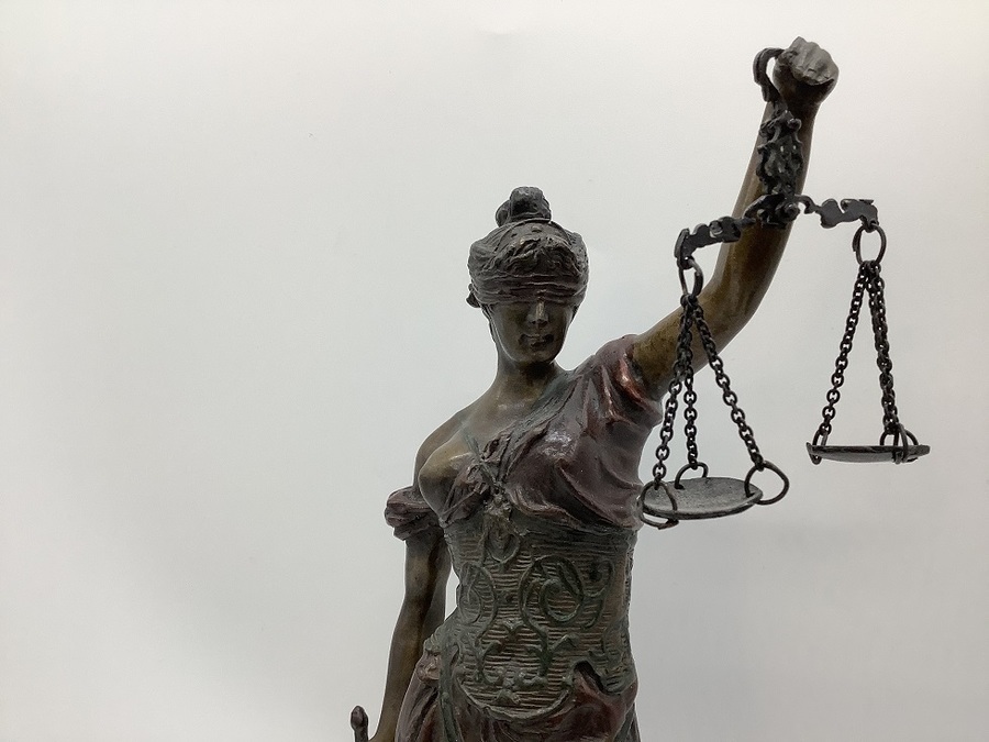 裁判のシンボル、正義の女神のブロンズ像【福岡春日店】｜2021年03月06