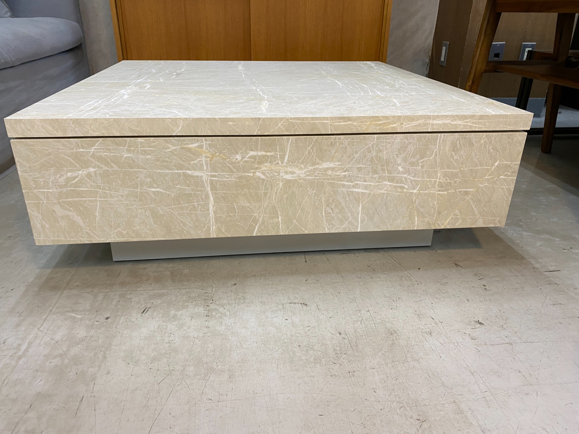 LOWYA（ロウヤ）イロニアストーンセンターテーブルWHのご紹介です