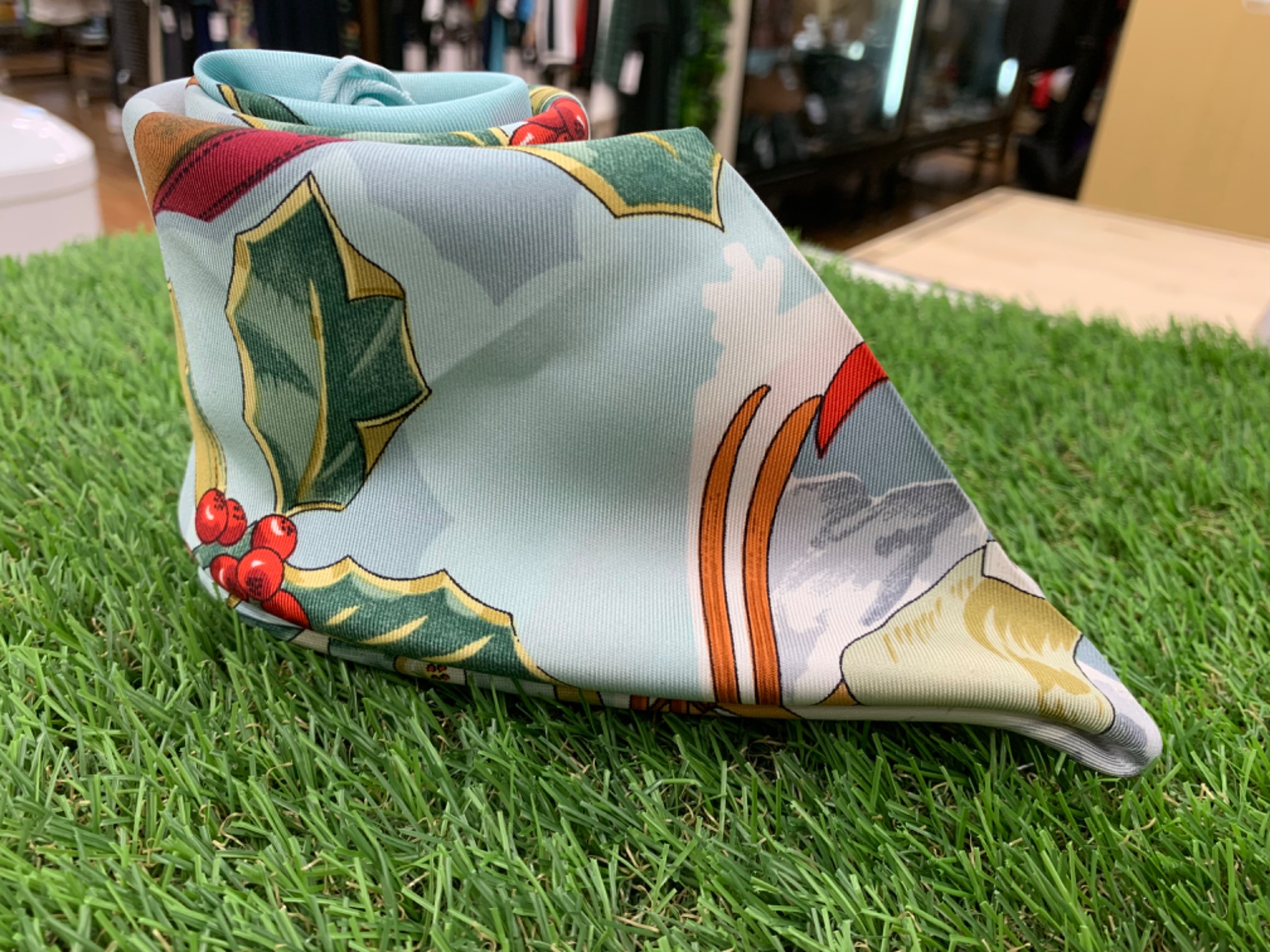 HERMES(エルメス) スカーフ カレ90 去年の雪 Neige d Antanをご紹介