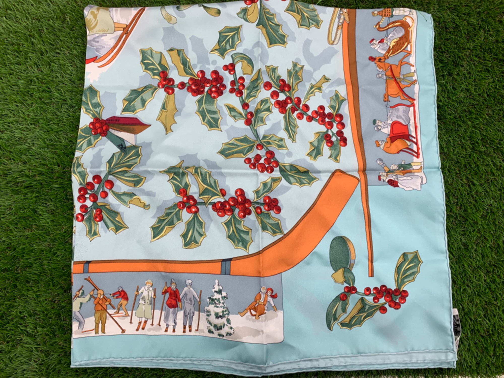 HERMES(エルメス) スカーフ カレ90 去年の雪 Neige d Antanをご紹介