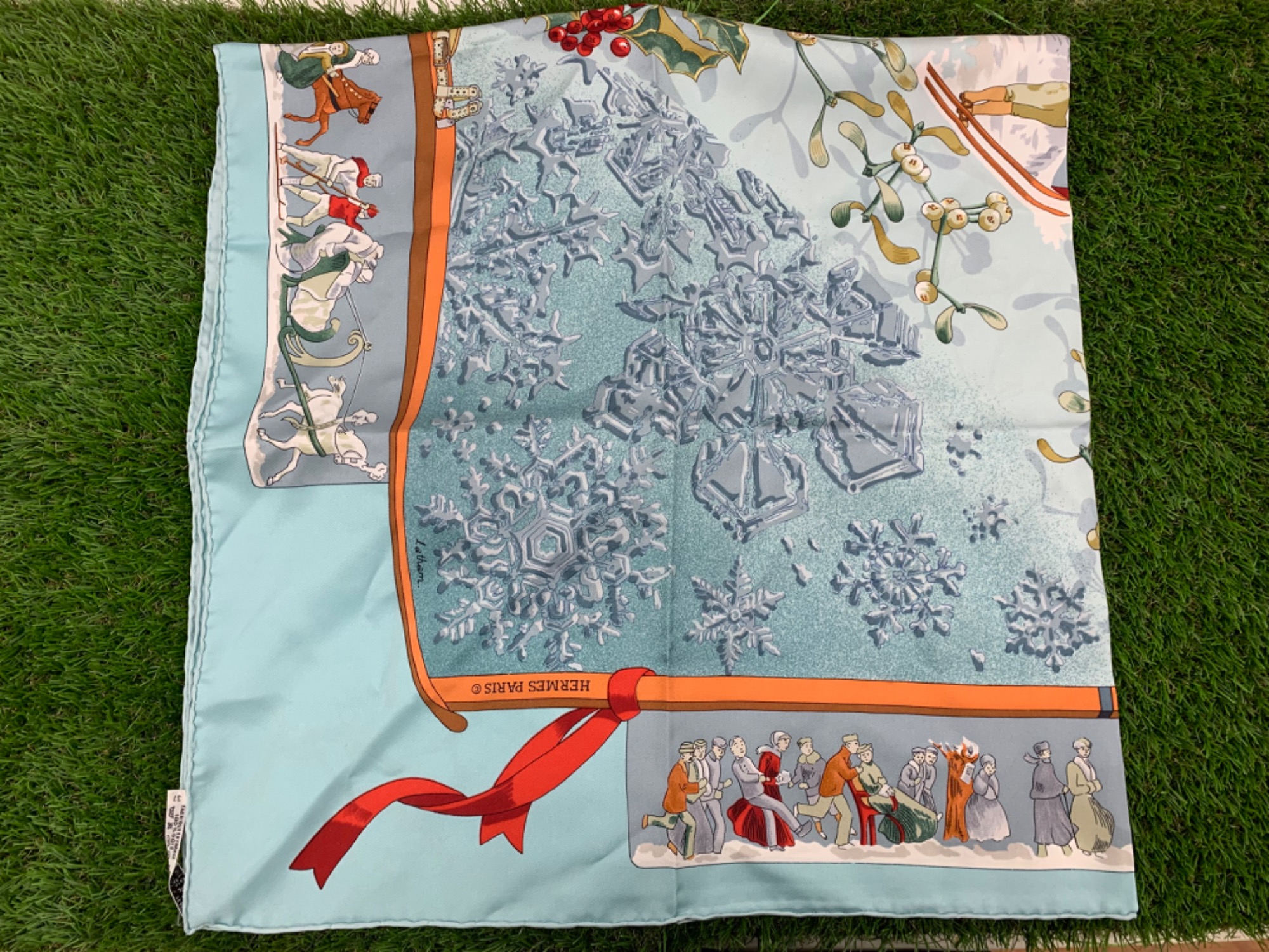 HERMES(エルメス) スカーフ カレ90 去年の雪 Neige d Antanをご紹介