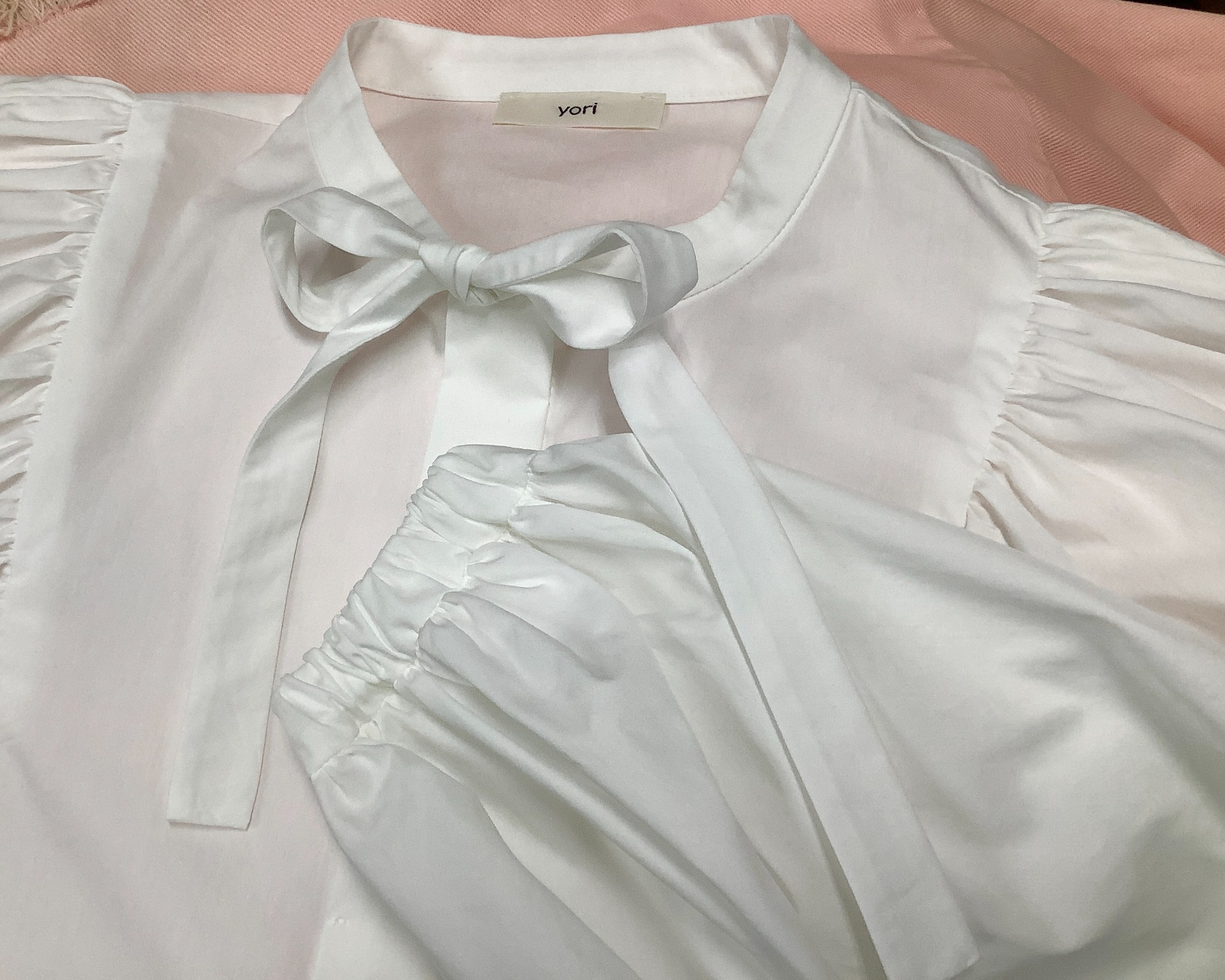 yori（ヨリ）よりリボンパフスリーブブラウスが入荷致しました