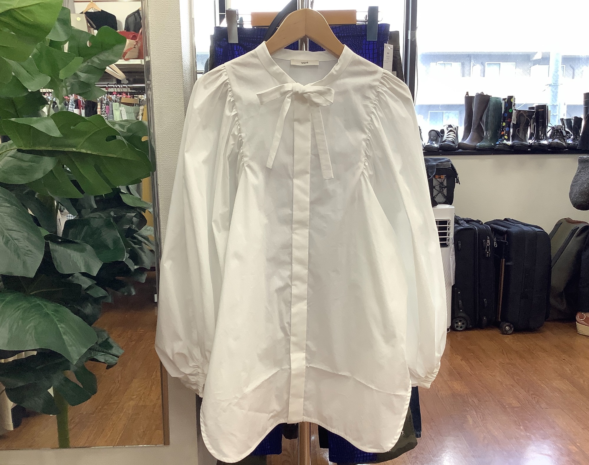 yori（ヨリ）よりリボンパフスリーブブラウスが入荷致しました