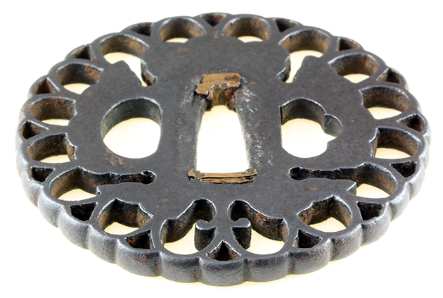 鐔 古赤坂 菊図[F00278]｜刀剣や刀の販売なら日本刀販売専門店つるぎの屋