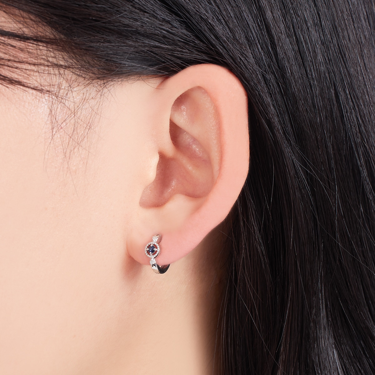 K10ホワイトゴールドサファイアピアス(RPE452-002)|TSUTSUMI