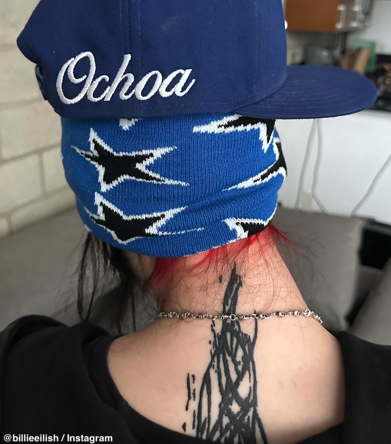 ビリー・アイリッシュ、首元に入れた巨大なタトゥーをインスタグラムで