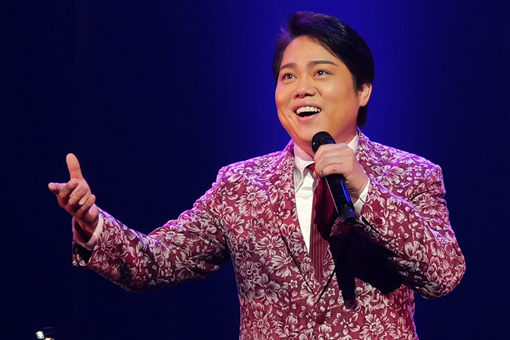 三山ひろし、LINE CUBE SHIBUYAで笑顔満開のリサイタル開催！ DJ KOOと