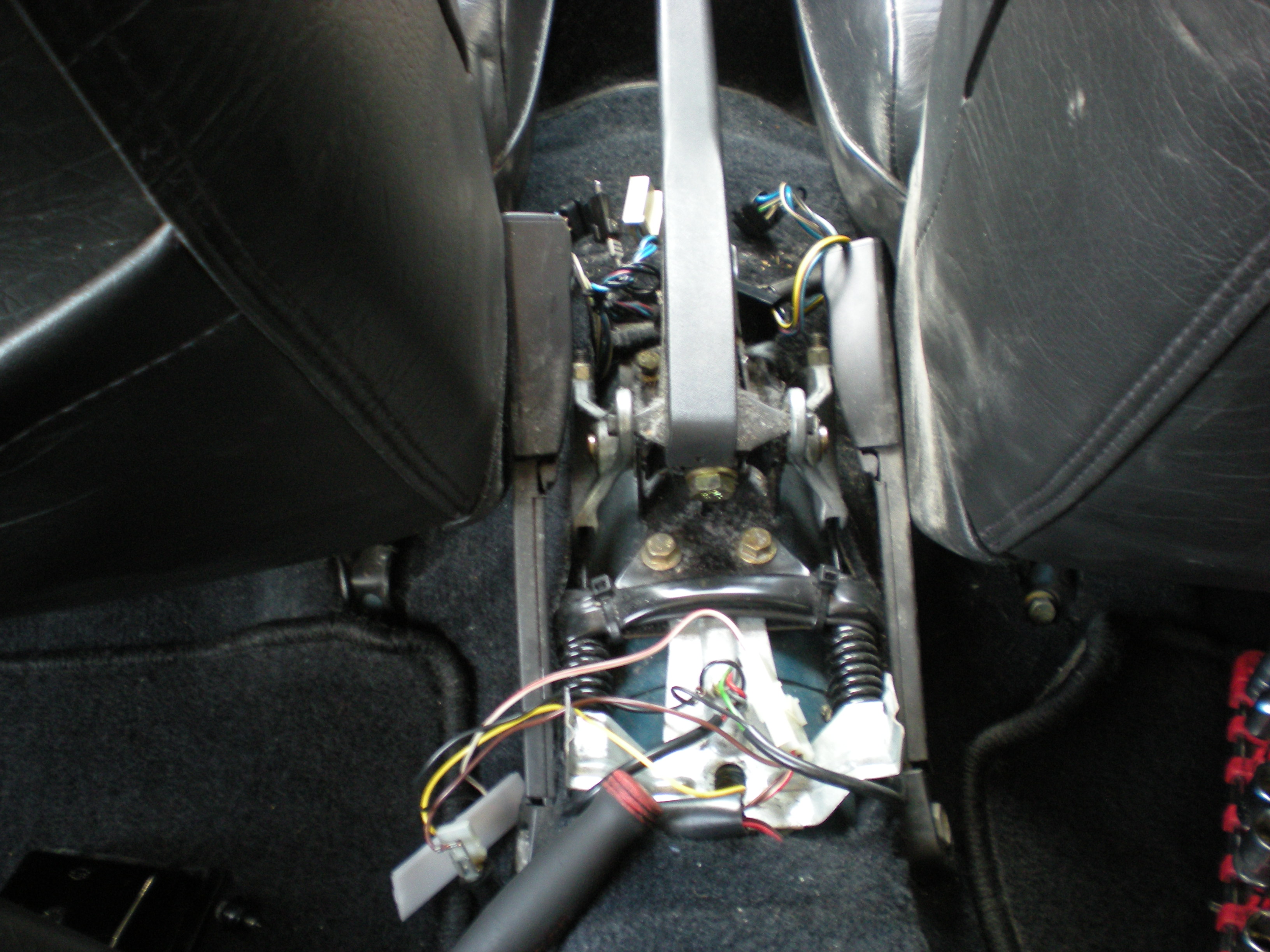 ボルボ 240 アームレスト取り付け | ボルボ240の整備、販売、修理