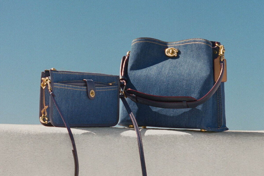 コーチから、シグネチャー柄トートやインディゴブルーのホーボーバッグ