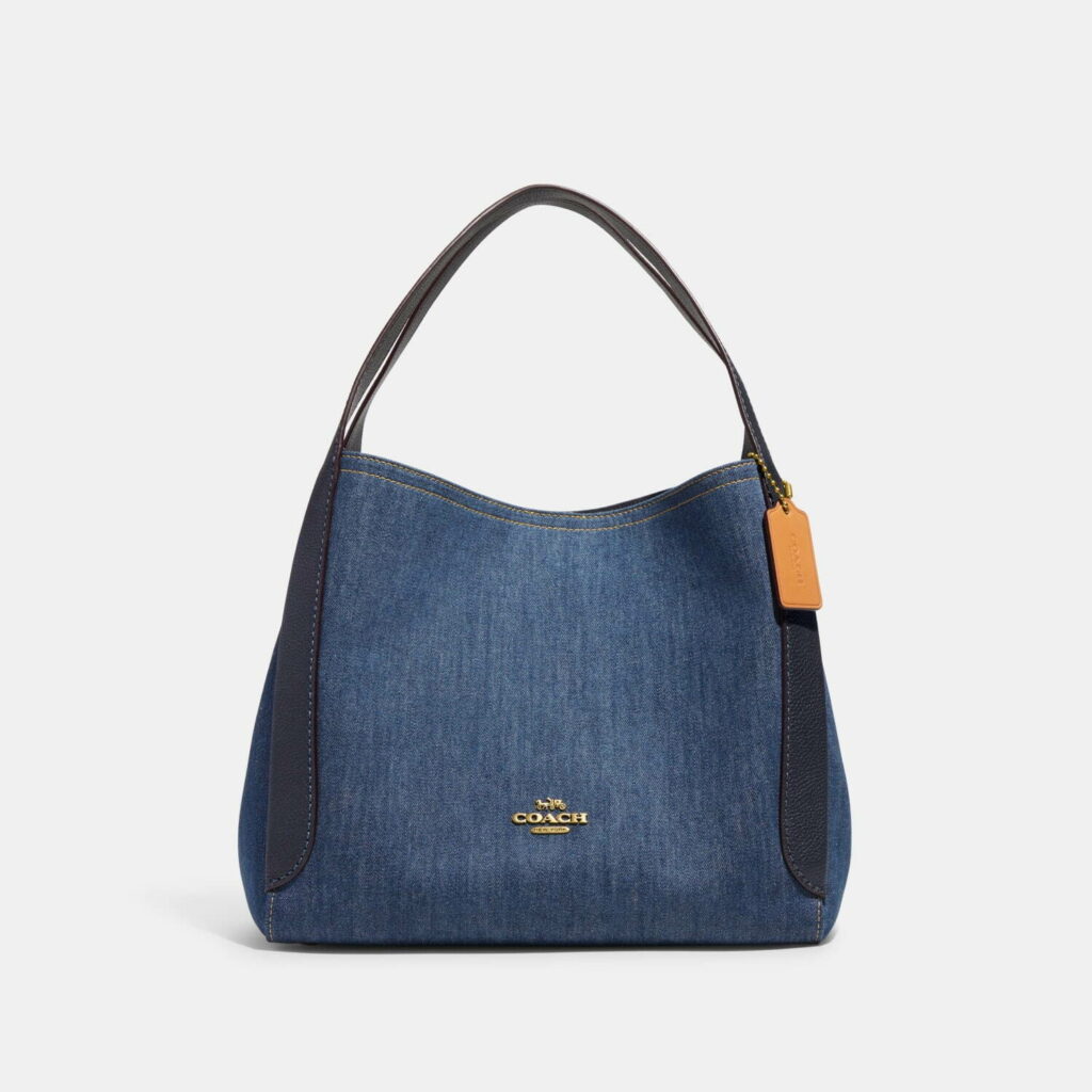 コーチから、シグネチャー柄トートやインディゴブルーのホーボーバッグ