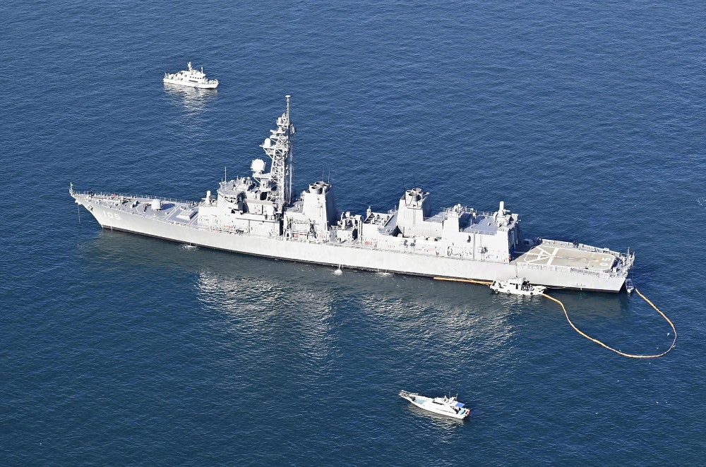 航行不能の護衛艦「いなづま」、民間船でえい航…きょう入港予定 : 読売新聞