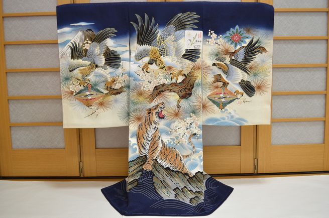 お宮参り 赤ちゃん着物 男の子 産着 初着 鷹 刺繍 虎 （紺地） om-m