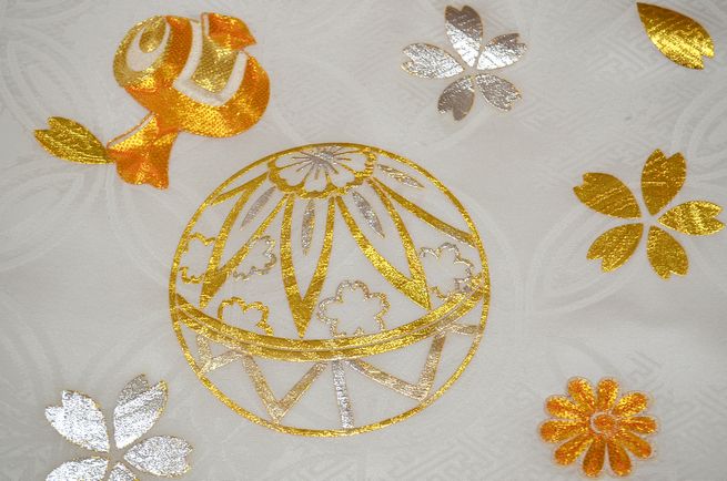 お宮参り 赤ちゃん着物 女の子 産着 金駒刺繍 手鞠 桜 金銀彩 白地 om