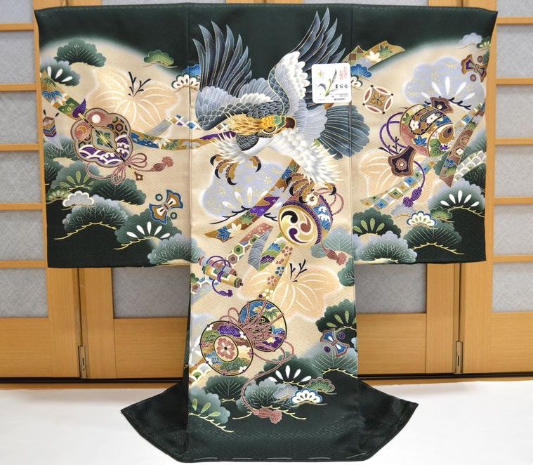 お宮参り 赤ちゃん着物 男の子 産着 玩具尽くし 刺繍 金彩 （紺地） om