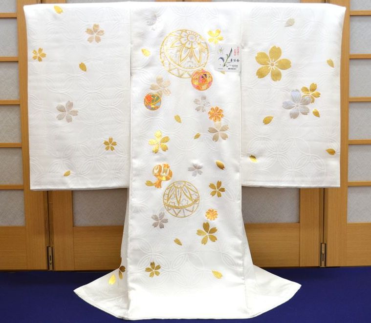 お宮参り 赤ちゃん着物 女の子 産着 金駒刺繍 手鞠 桜 金銀彩 白地 om