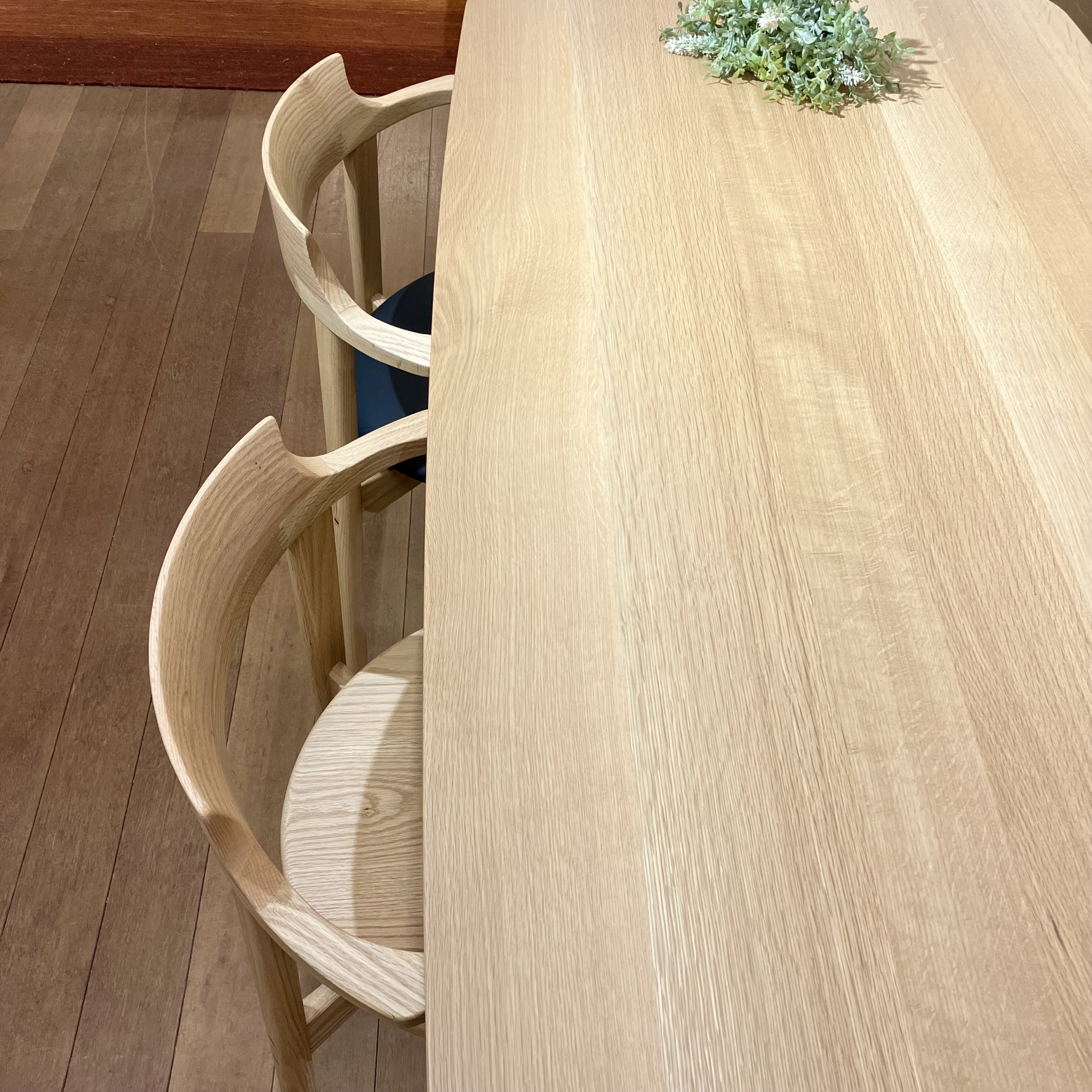 HIDA・ダイニングテーブルとイバタインテリア・チェアの組み合わせのご