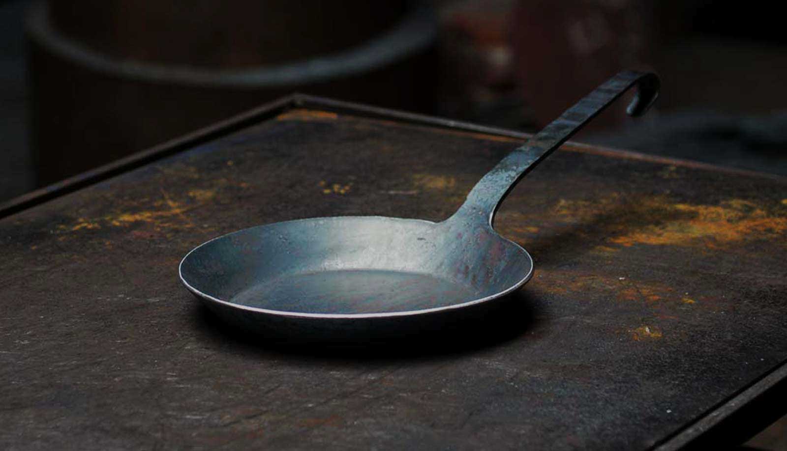 TURK 鉄製 丸型フライパン ロゴ付き TURK 鉄製 丸型フライパン ロゴ