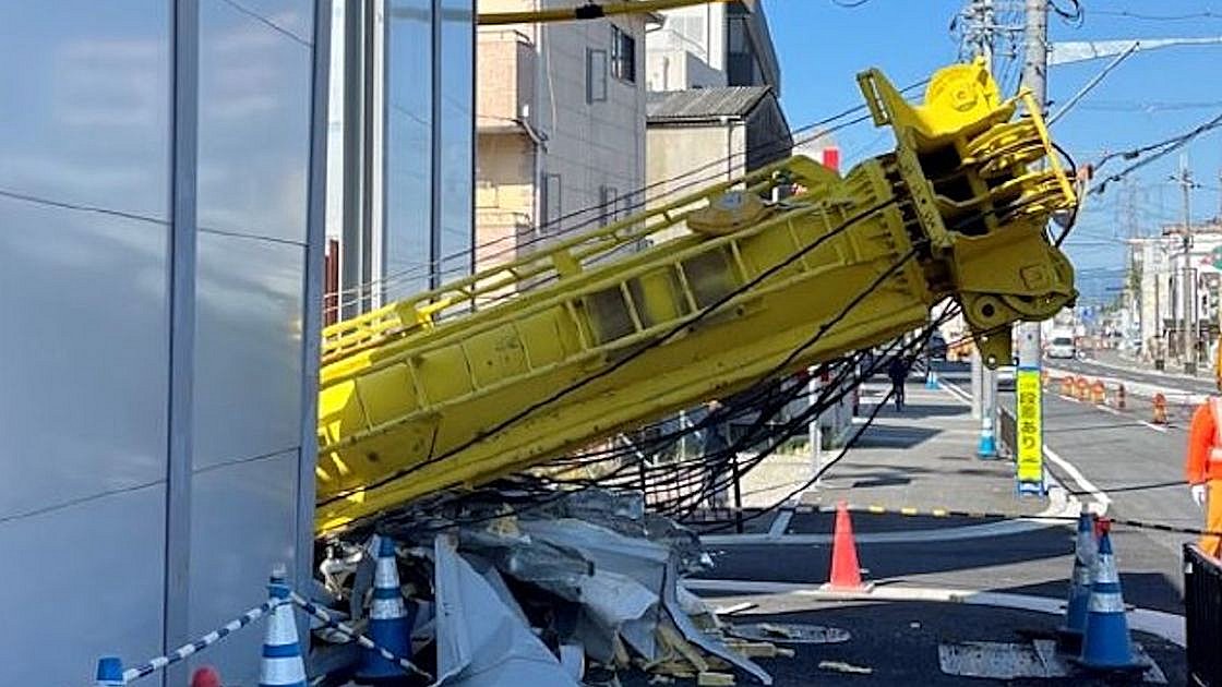 清水建設JVの新名神工事で杭打ち機転倒、スクリューが地中に引き込まれ