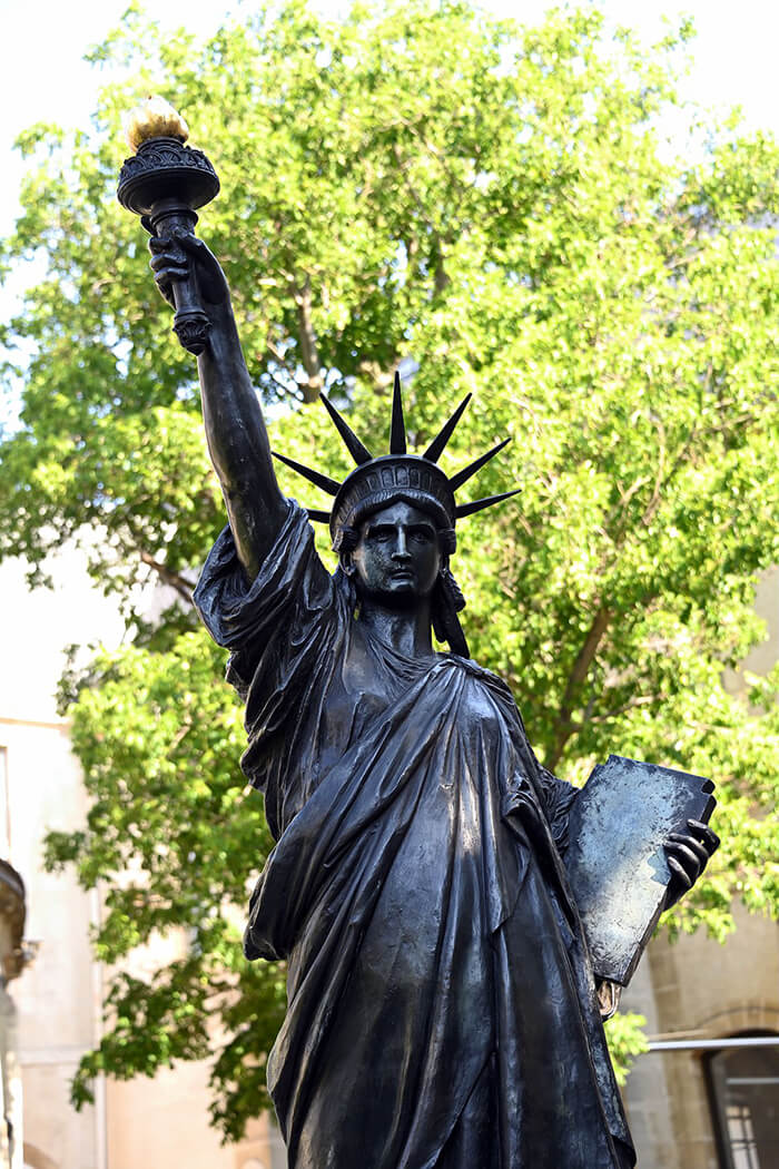 フランスから「妹」到着！独立記念日を姉妹で祝う2体の「自由の女神