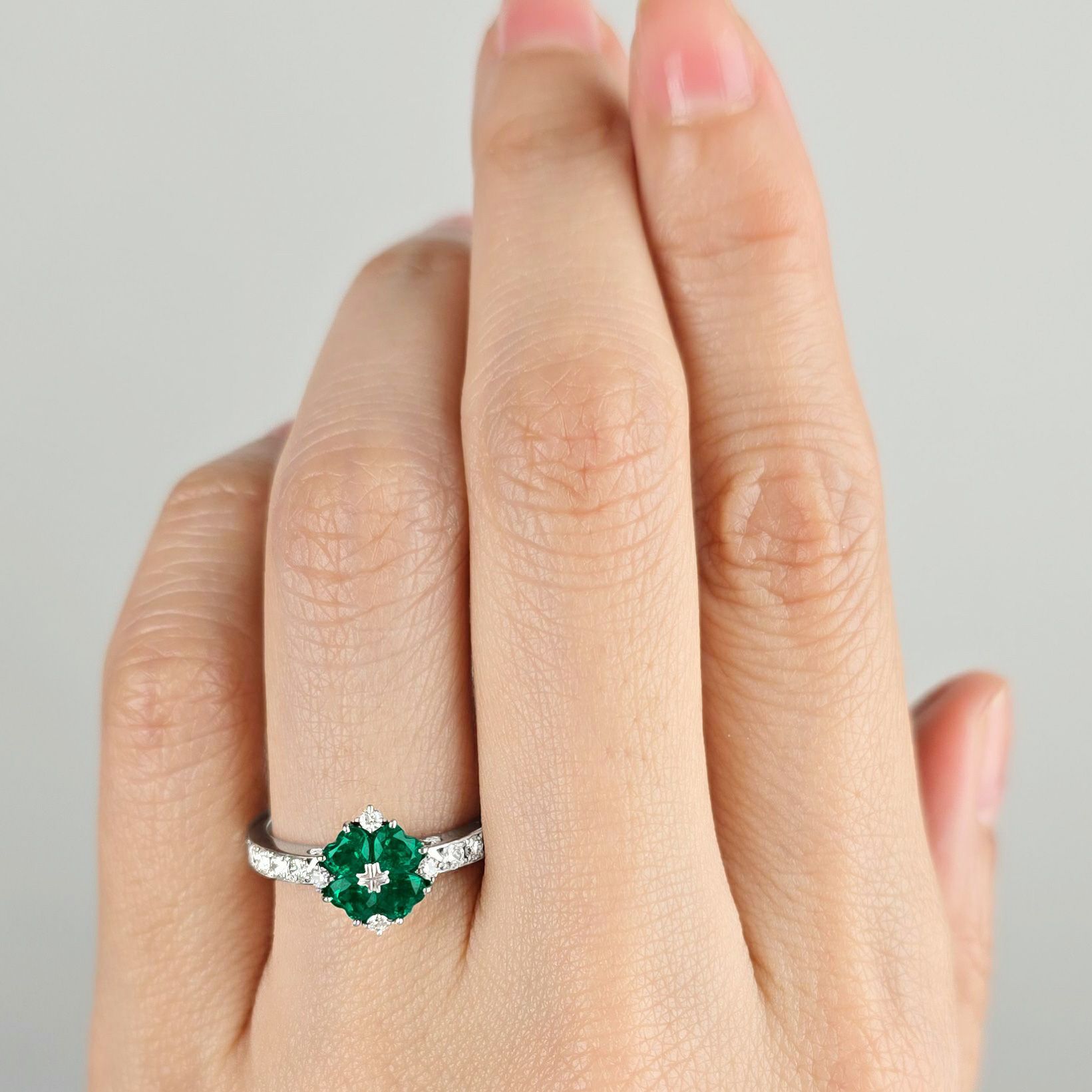 コロンビア産エメラルド0.71ctプラチナリングダイヤ0.37ct付(中央宝石