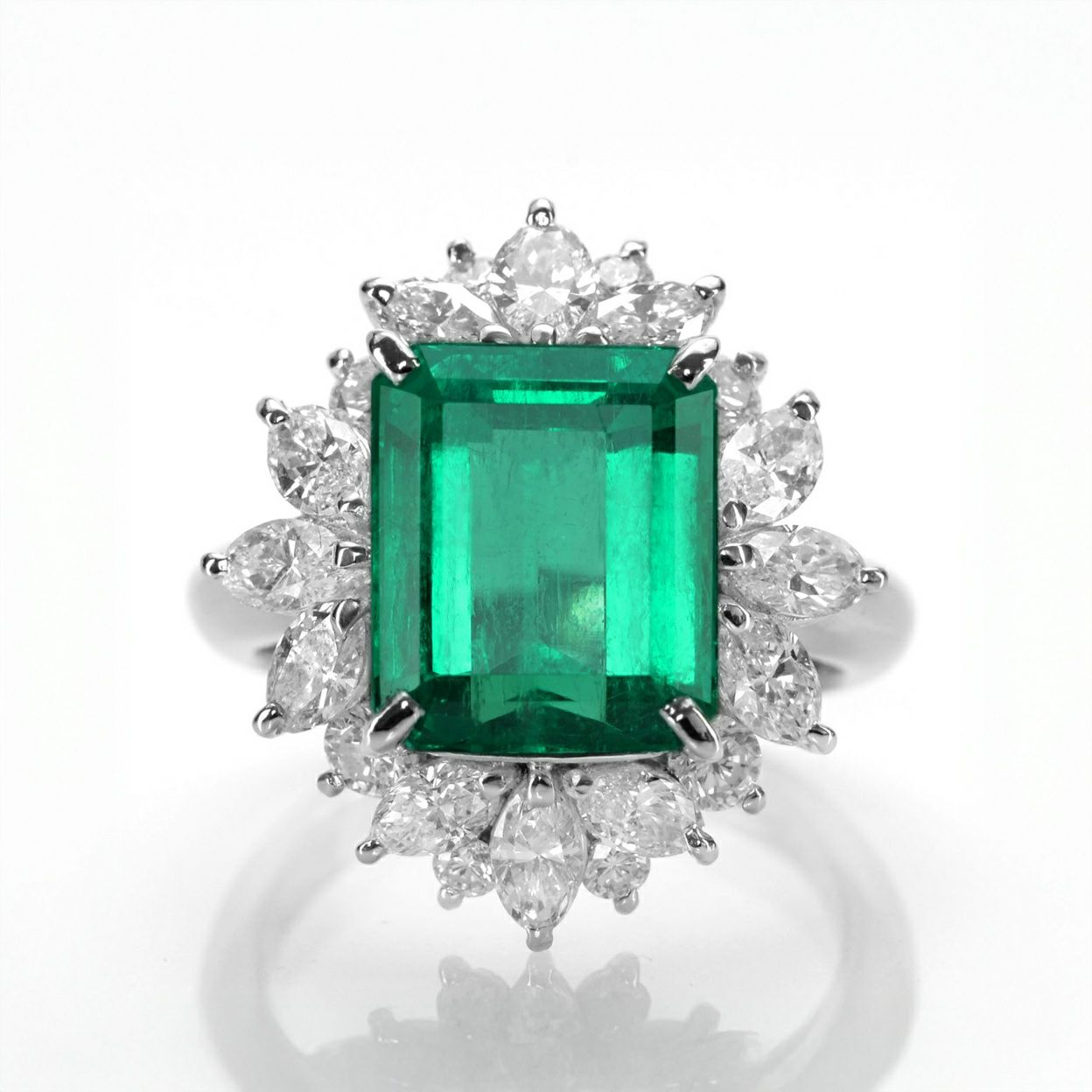 コロンビア産エメラルド6.21ctプラチナリングダイヤ2.06ct付(中央宝石