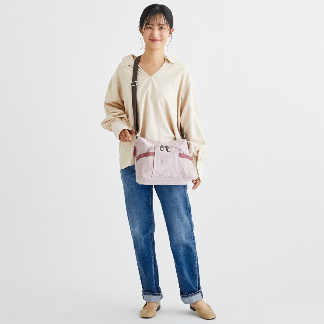 ZAZA シワナイロン花チャーム付きステッチショルダーバッグ EL5131