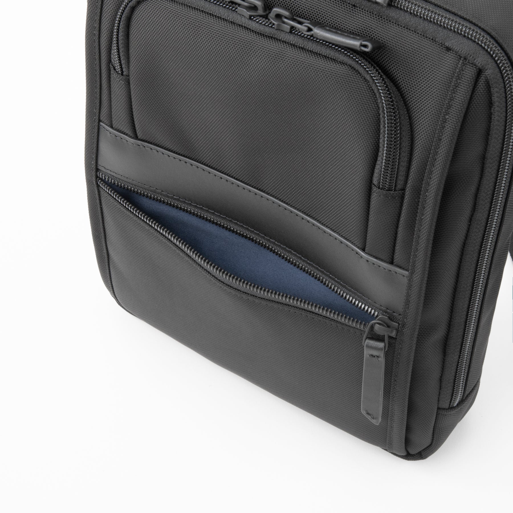 ZEST2 d | Horizontal Shoulder Bag M 81702 – ZERO HALLIBURTON