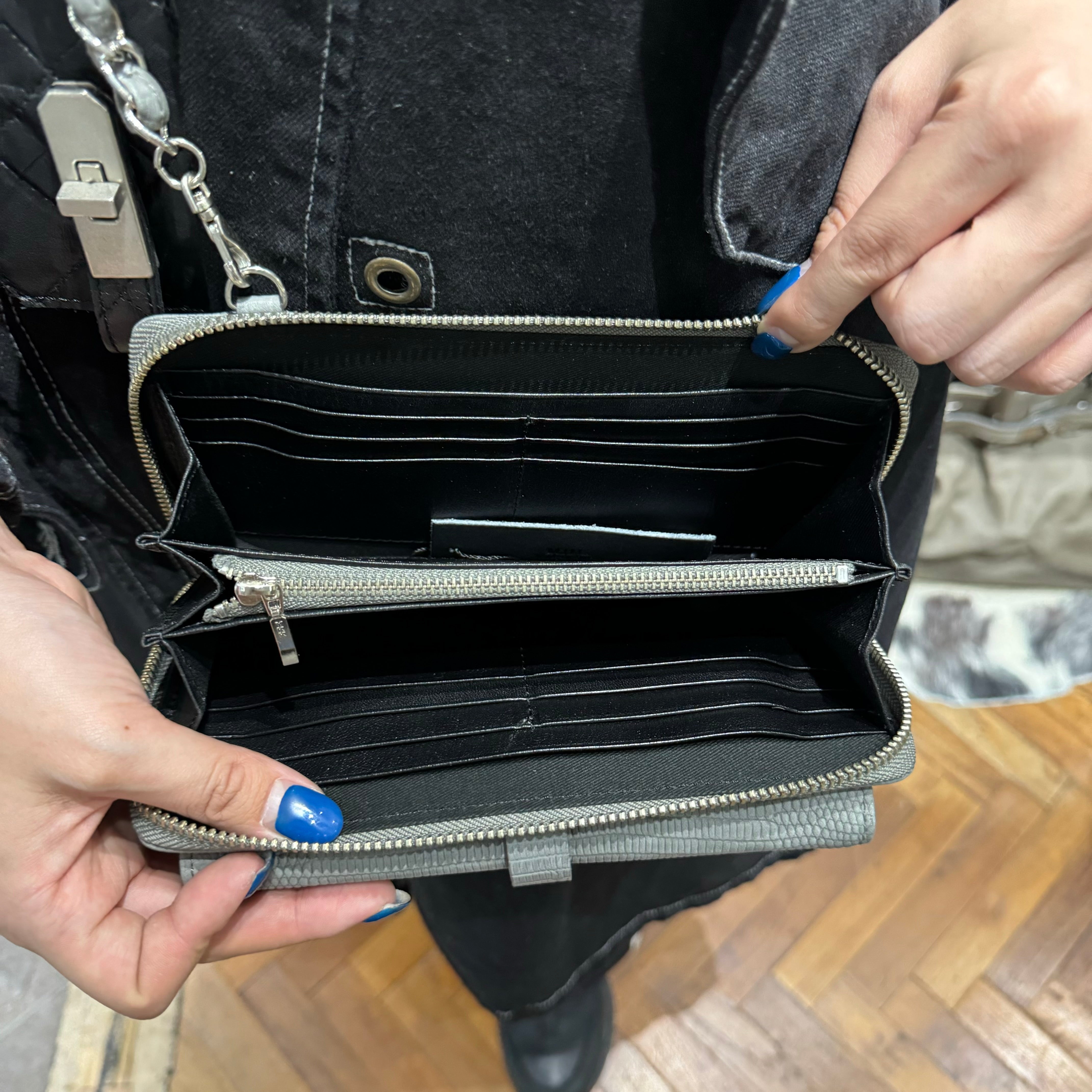 ⚠️予約【M.U.L.】 ウォレットショルダー シボ型押 アイスグレー- ※R7