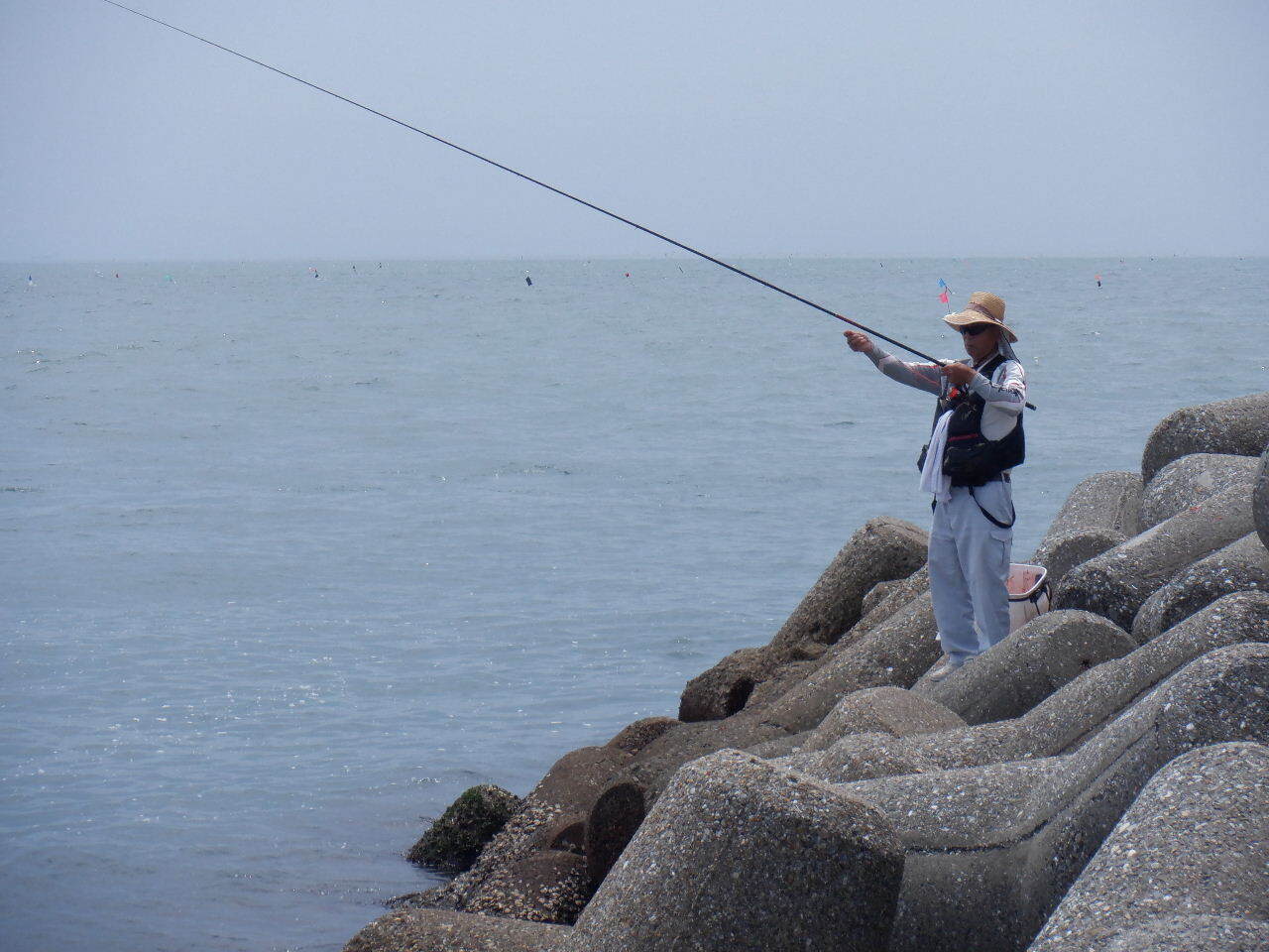 東二見人工島（2025.8.9）: いやはや釣人だ！