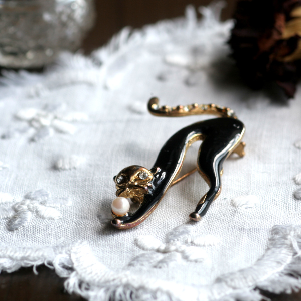 英国 ヴィンテージ 伸び猫ブローチ イギリス アクセサリー|アクトン