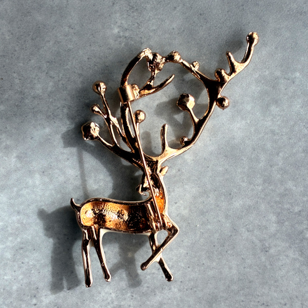 英国ヴィンテージ｜優雅な輝きをまとう鹿ブローチ|アクトン