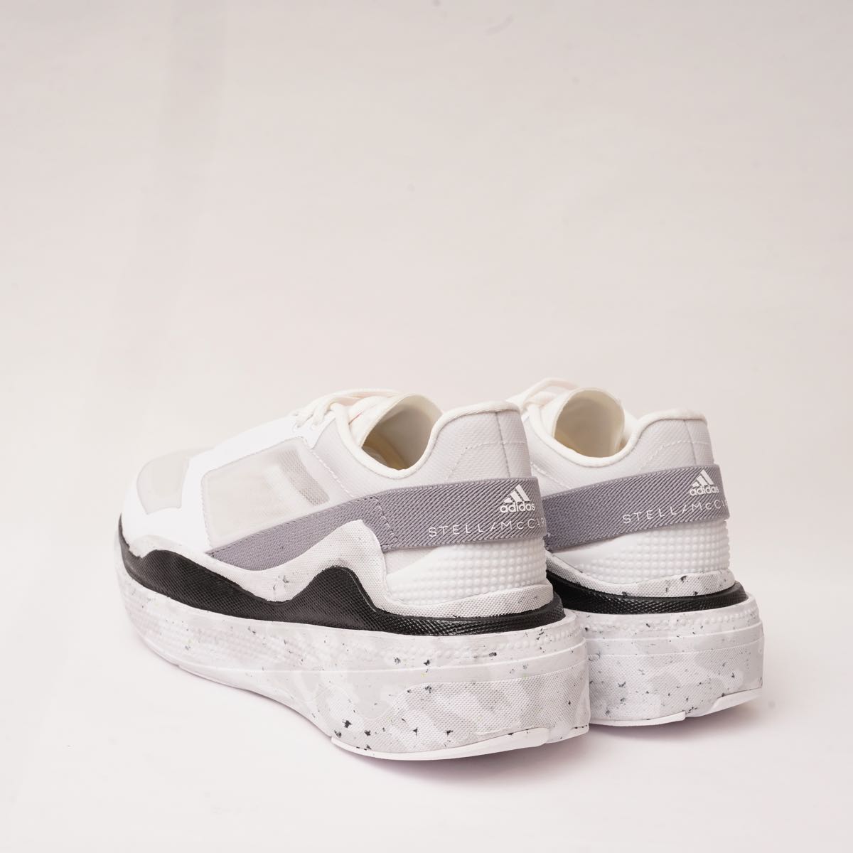 アディダス ステラマッカートニー ホワイト アースライト ランニング