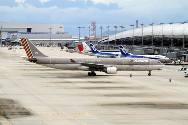 アシアナ航空 旧塗装 A330-323 HL7736 関西国際空港 2010年9月23日
