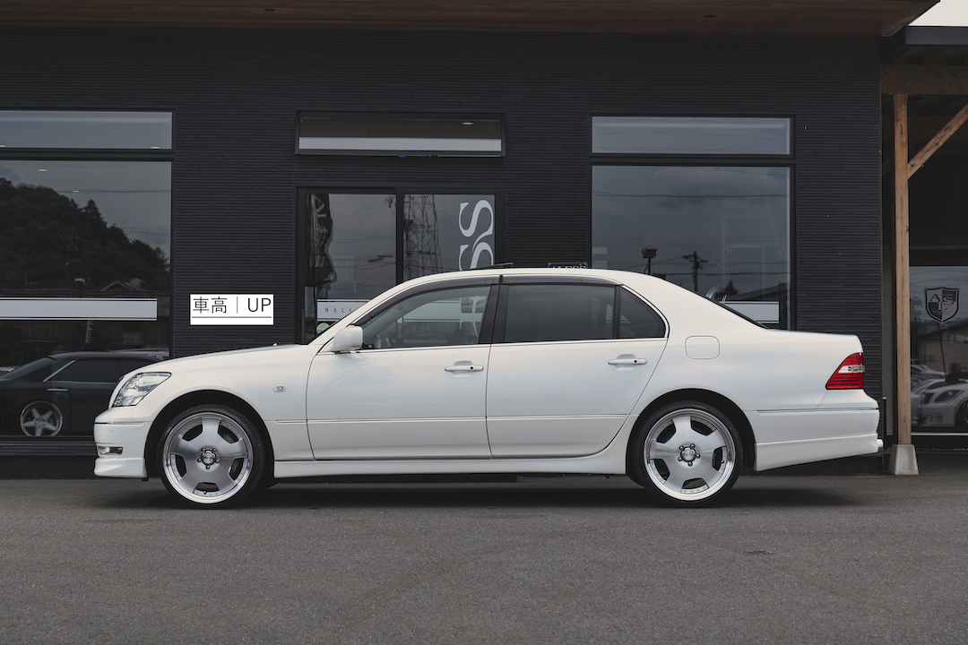 カーセンサー認定で「奇跡の5点」。超極上の30セルシオ後期！ - ALESS