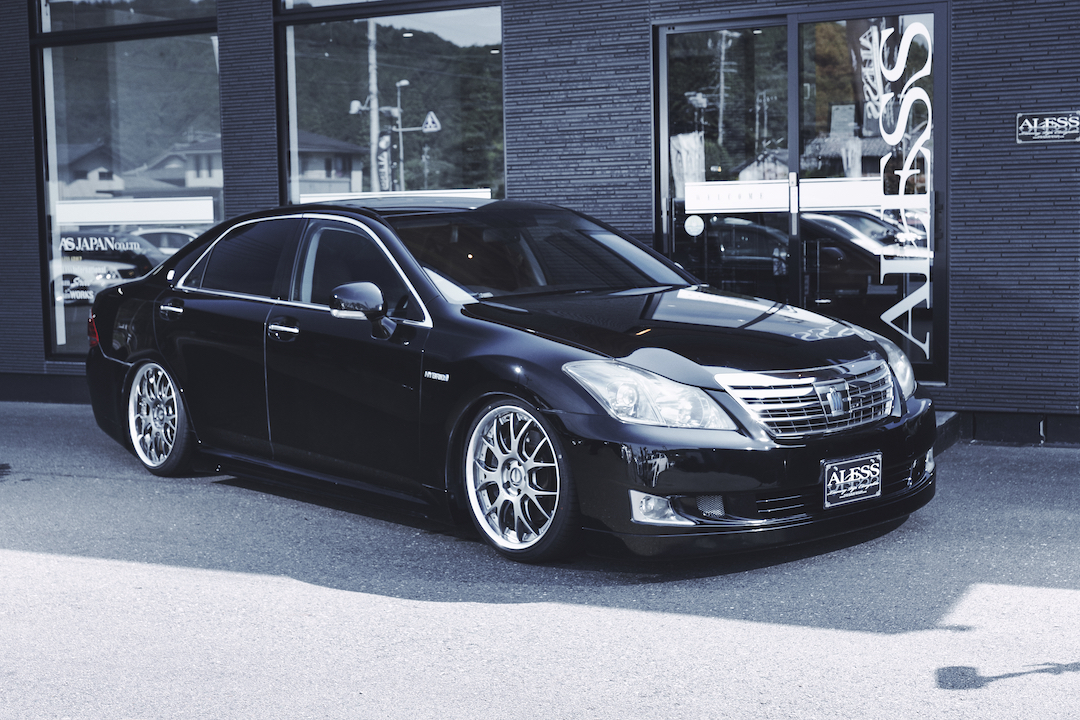 今が狙い目！ シンプル系、200クラウン ハイブリッド - ALESS MAGAZINE