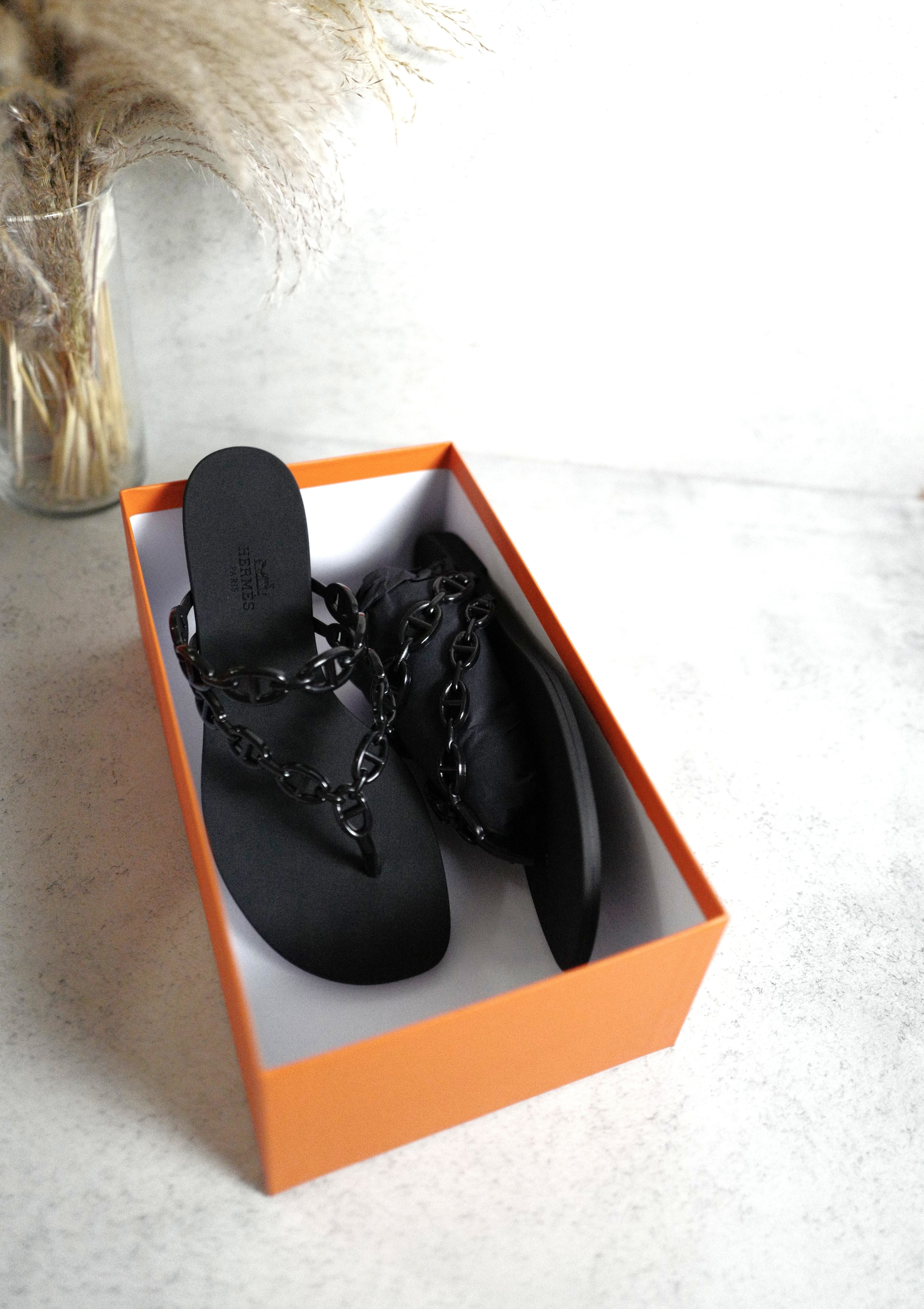 BNIB Hermes Island Womens Sandals Size 38 - Noir